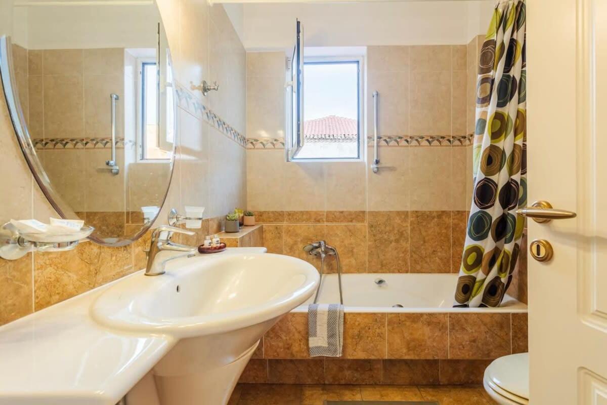 Spacious Urban Haven-Family Home, Perfect Location Kalamata Exteriör bild