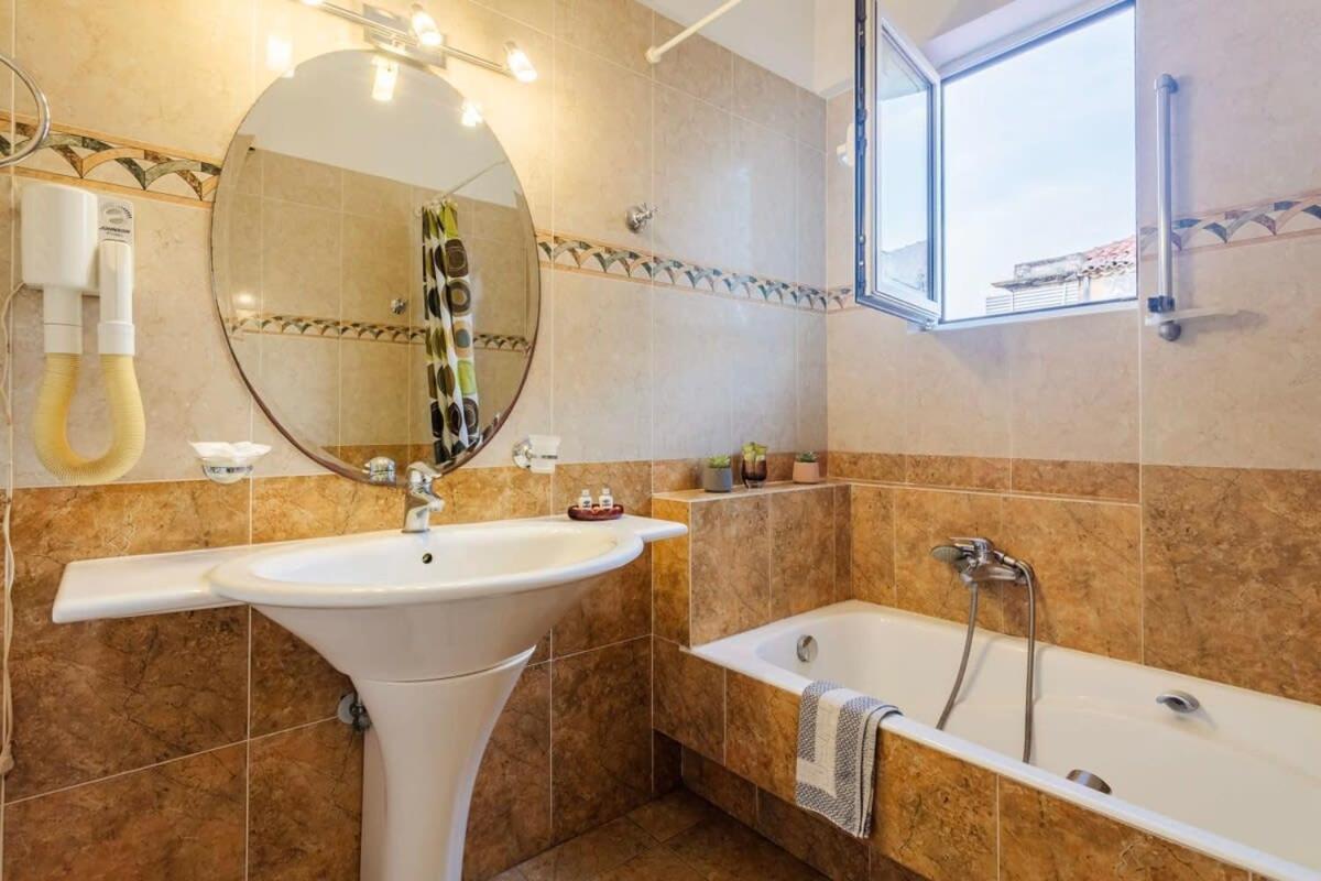 Spacious Urban Haven-Family Home, Perfect Location Kalamata Exteriör bild
